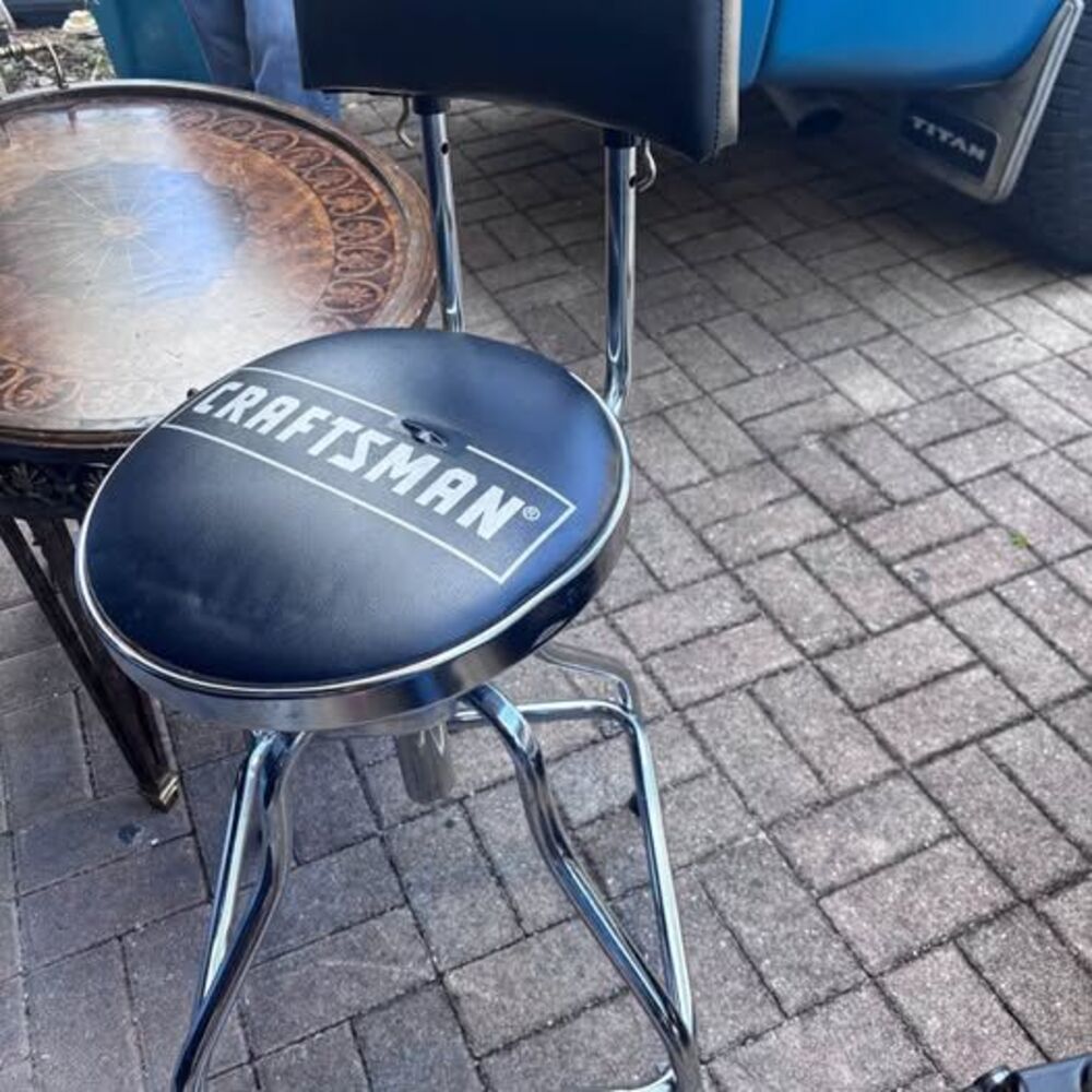 Craftsman hydraulic chair black and metal